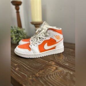 Air Jordan 1 Mid SE Bright Citrus Women’s Size 6 Electro Orange in Box